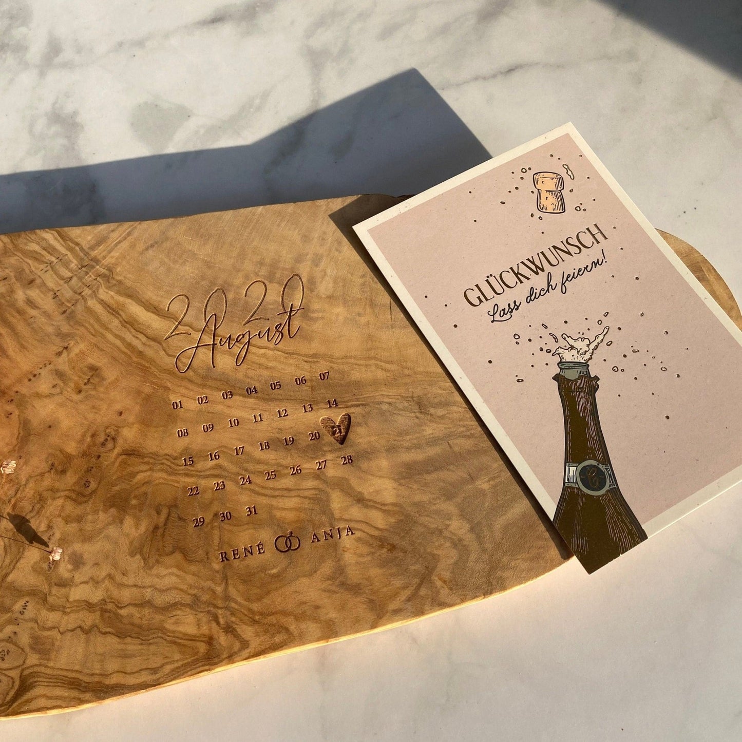 Personalisiertes Schneidebrett aus Olivenholz - Kalender - Naturbedacht kaufen