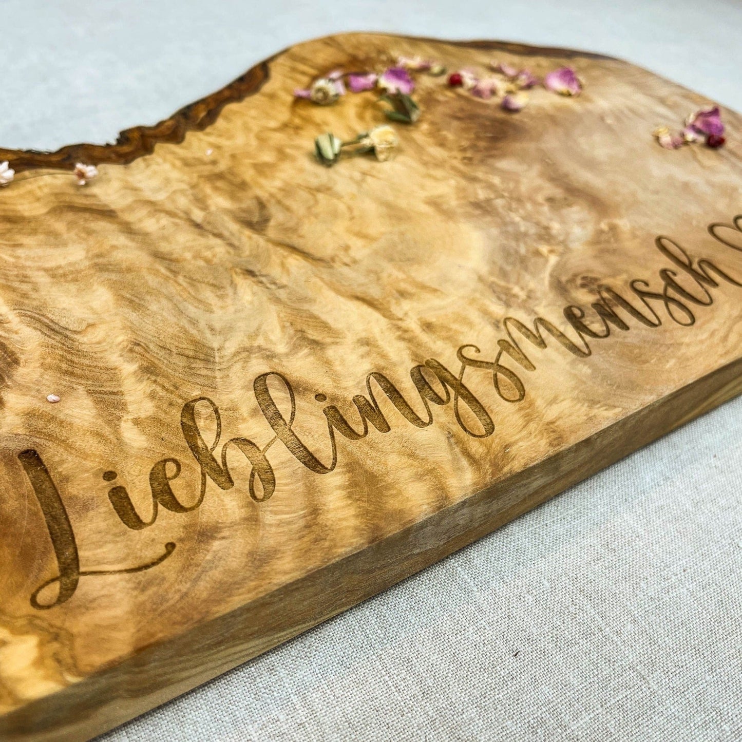 Personalisiertes Schneidebrett aus Olivenholz - Lieblingsmensch - Naturbedacht kaufen