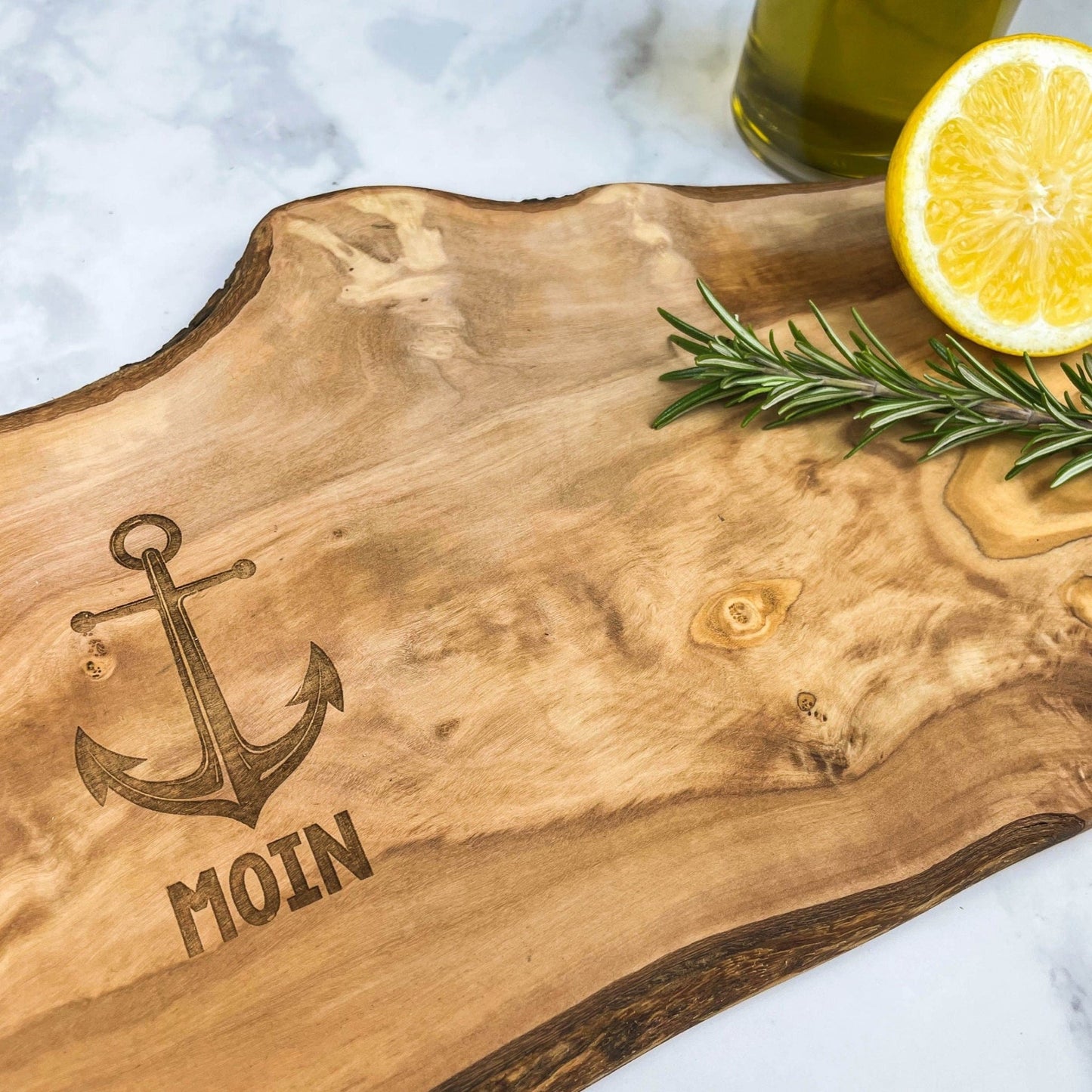 Personalisiertes Schneidebrett aus Olivenholz - Moin - Naturbedacht kaufen