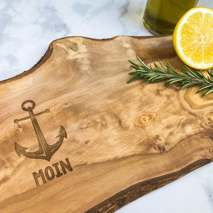 Personalisiertes Schneidebrett aus Olivenholz - Moin - Naturbedacht kaufen