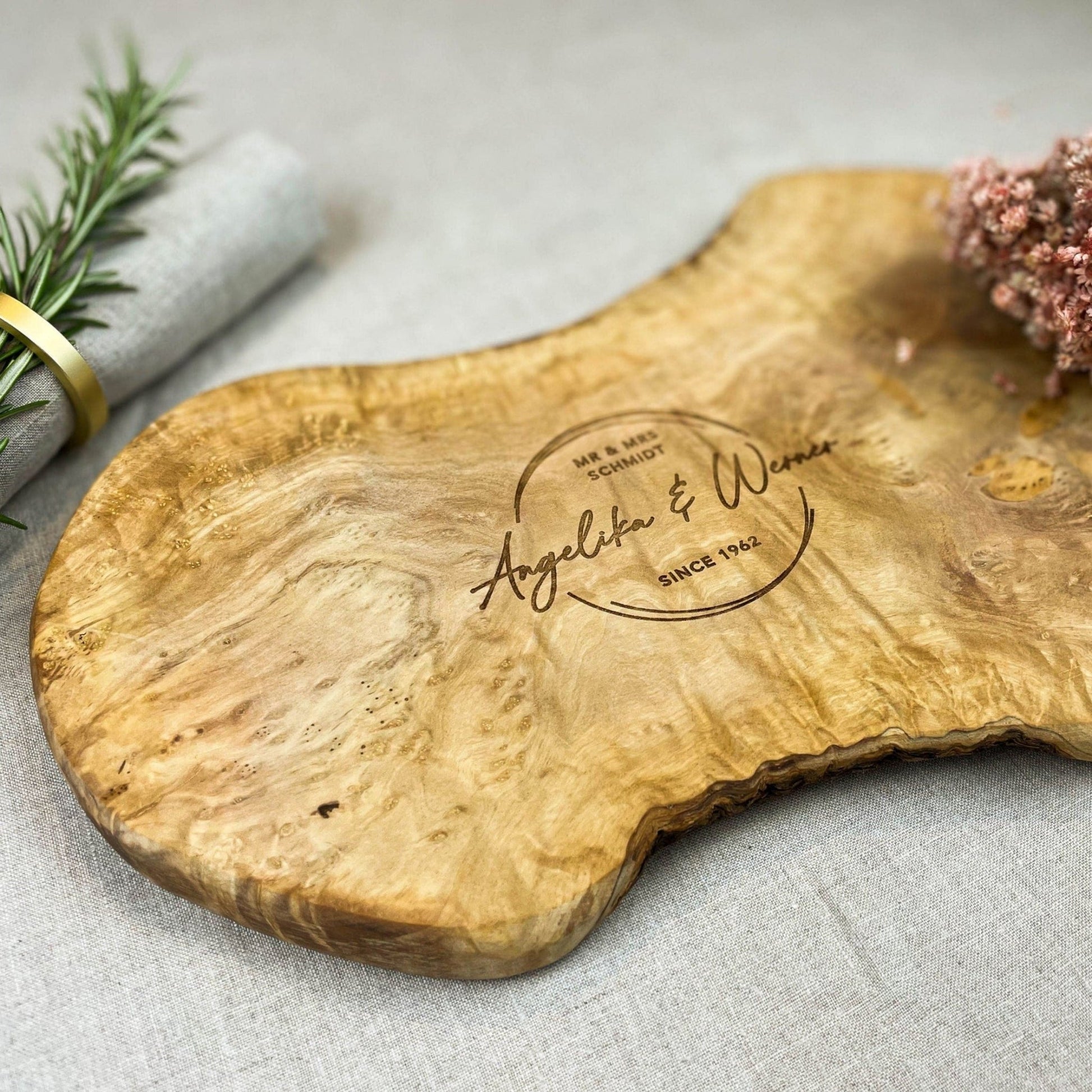 Personalisiertes Schneidebrett aus Olivenholz - Paar Geschenk - Naturbedacht kaufen