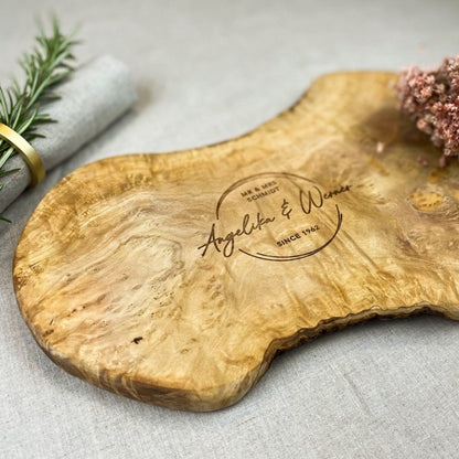 Personalisiertes Schneidebrett aus Olivenholz - Paar Geschenk - Naturbedacht kaufen