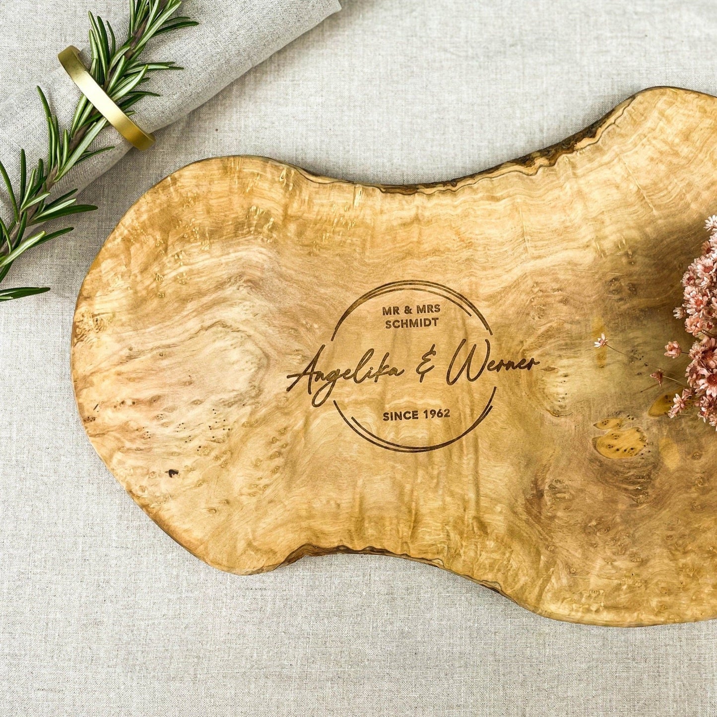 Personalisiertes Schneidebrett aus Olivenholz - Paar Geschenk - Naturbedacht kaufen