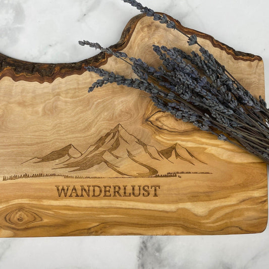 Personalisiertes Schneidebrett aus Olivenholz - Wanderlust - Naturbedacht kaufen