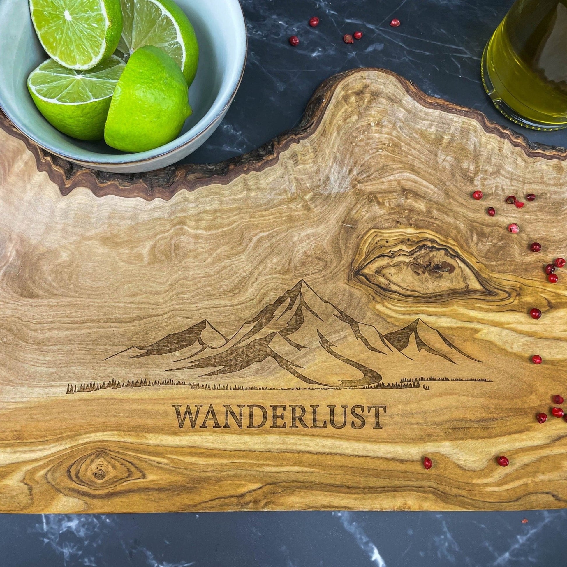 Personalisiertes Schneidebrett aus Olivenholz - Wanderlust - Naturbedacht kaufen