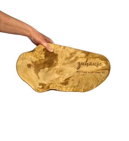 Personalisiertes Schneidebrett aus Olivenholz - Zuhause + Koordinaten - Naturbedacht kaufen